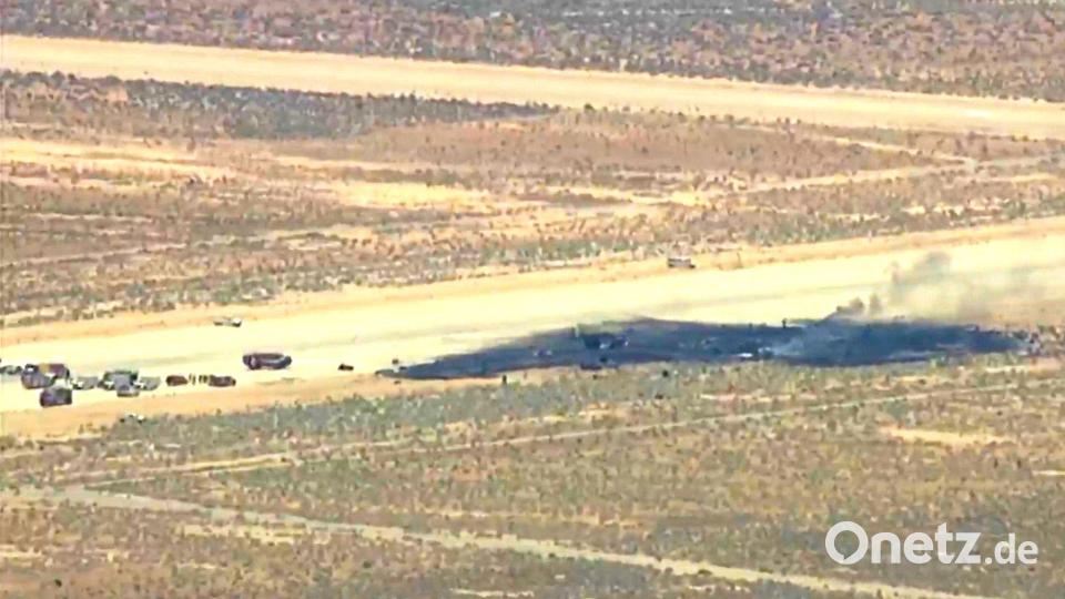 Das US-Militär rechnet nach dem Absturz nicht mit Überlebenden. Bild: Uncredited/KABC/AP/dpa