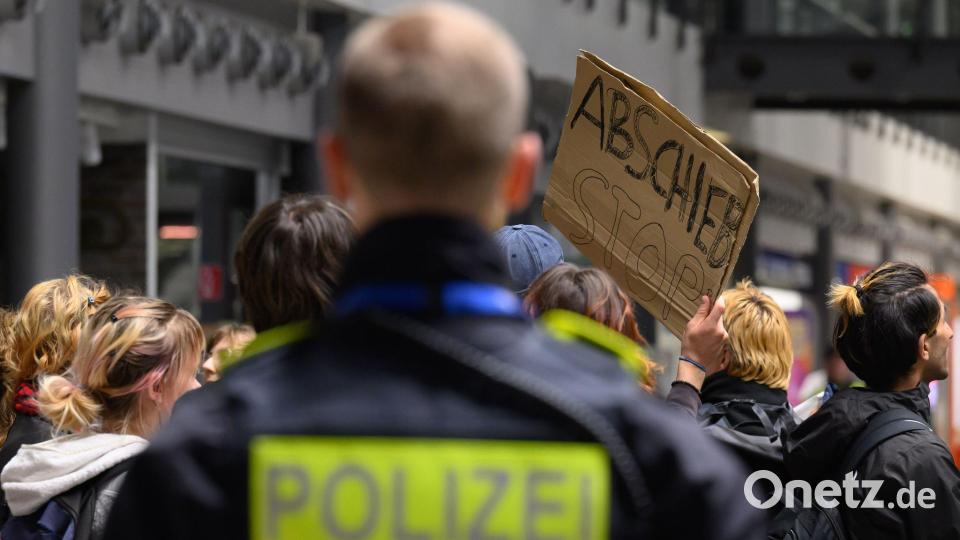 Mit einer Mahnwache protestierten Menschen am Flughafen Leipzig/Halle gegen den Abschiebeflug. Bild: Hendrik Schmidt/dpa