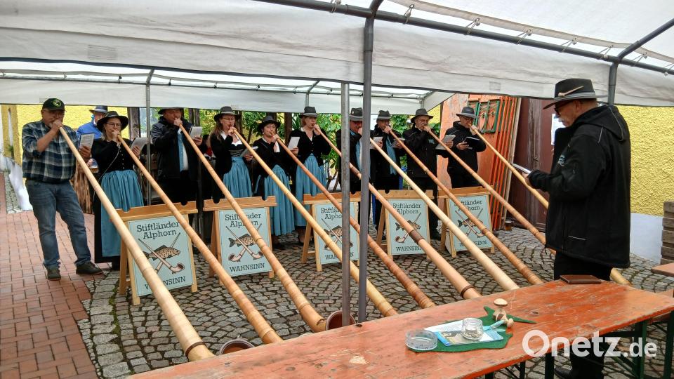 Nach dem Auftritt ließen sich die Frauen und Männer des „Stiftländer Alphornwahnsinns“ auch den Fisch schmecken. Bild: Reinhard Sertl