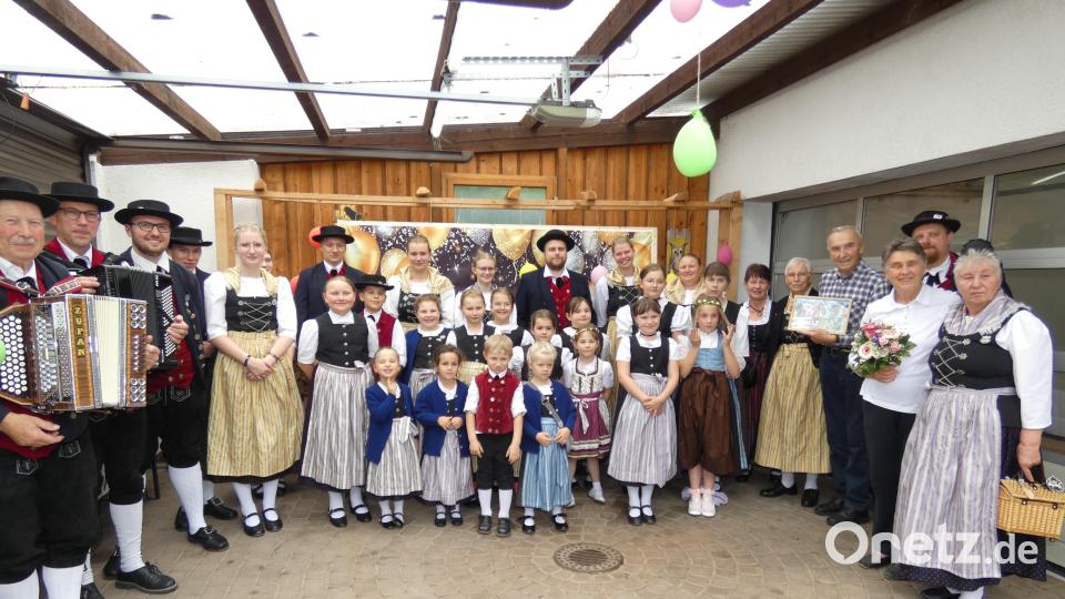 Hermann Bruhn (Vierter von rechts) und seine Frau Annemie (Zweite von rechts) wurden vom Trachtenverein mit einige Tänzen überrascht. Bild: Heidi Kurz