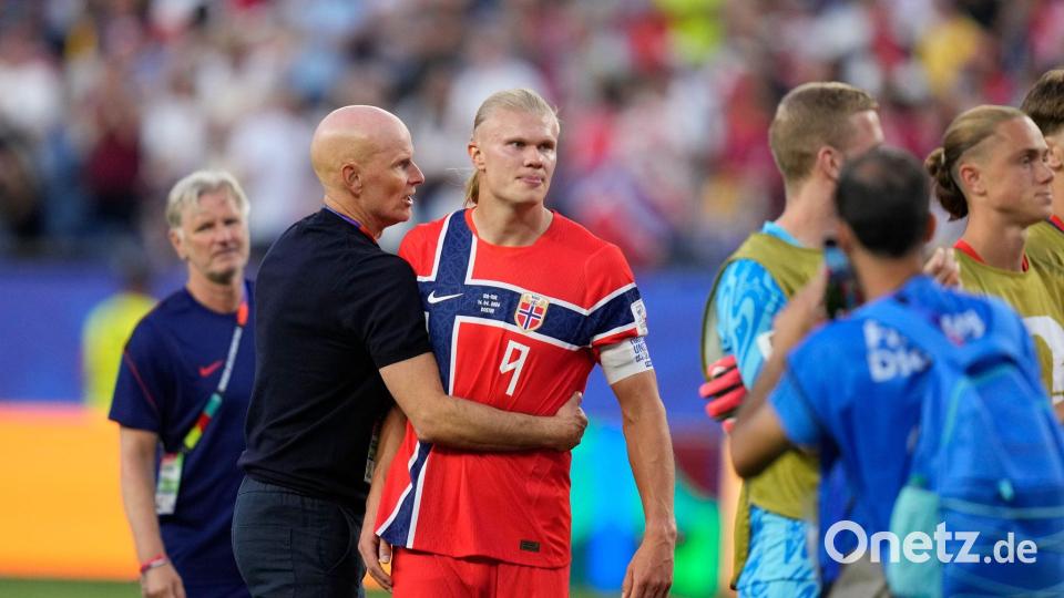 Nach dem Spiel gab es eine lange Umarmung zwischen Trainer Stale Solbakken und Erling Haaland (r). Bild: Charles Krupa/AP/dpa