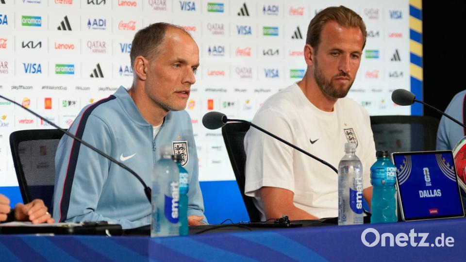Thomas Tuchel (l) und Harry Kane sprechen vor Englands WM-Start gegen Kroatien. Bild: Tony Gutierrez/AP/dpa