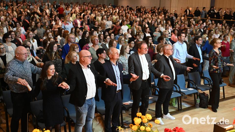 Der große Saal der Max-Reger-Halle war mit über 600 Teilnehmenden am Kita-Fachtag des Caritas-Diözesanverbandes gut gefüllt. Bild: Hans-Christian Wagner