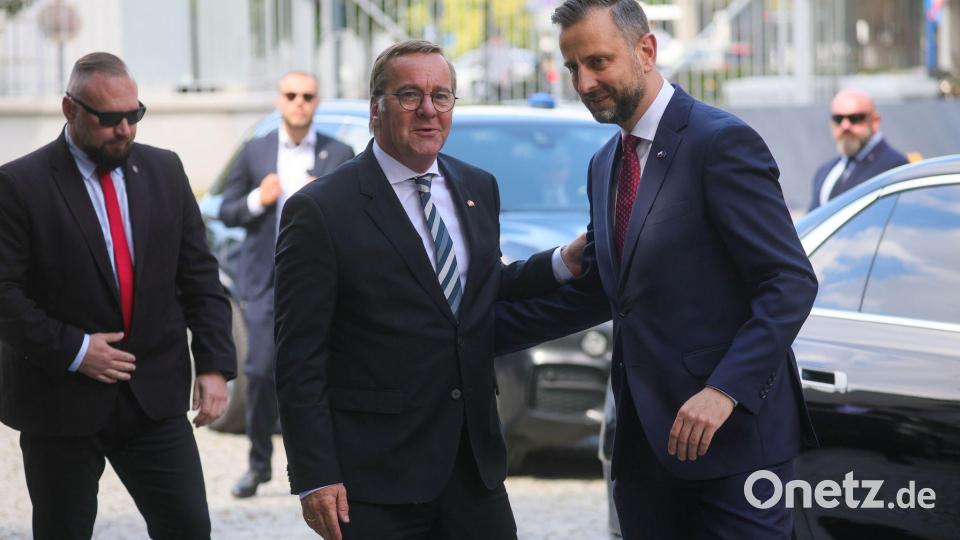 Pistorius und Kosiniak-Kamysz unterzeichneten das Militärabkommen. Bild: Leszek Szymanski/PAP/dpa