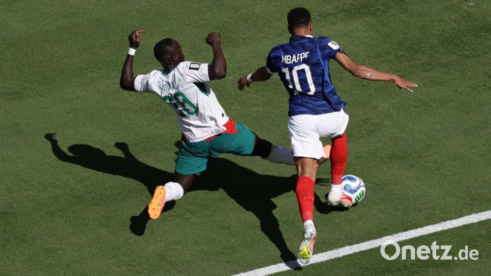 Sadio Mané (l) bringt Kylian Mbappé zu Fall - doch Elfmeter gab es nicht. Bild: Adam Hunger/AP/dpa