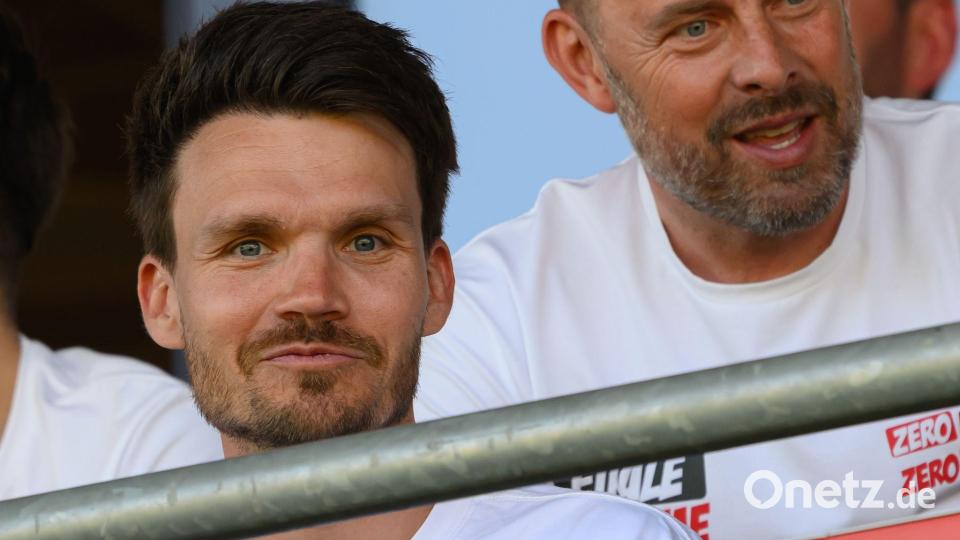 Danny Röhl (l) kehrt in den RB-Kosmos zurück und wird neuer Cheftrainer von Red Bull Salzburg. (Archivbild) Bild: Hendrik Schmidt/dpa