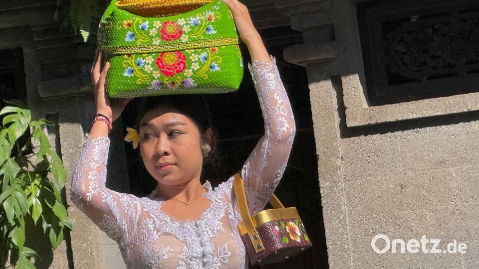 Viele Frauen balancierten bunte Flechtkörbe mit Opfergaben auf dem Kopf. Bild: Carola Frentzen/dpa