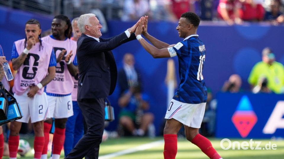 Erfolgstrainer und Starstürmer: Didier Deschamps (l.) und Kylian Mbappé. Bild: Frank Franklin II/AP/dpa