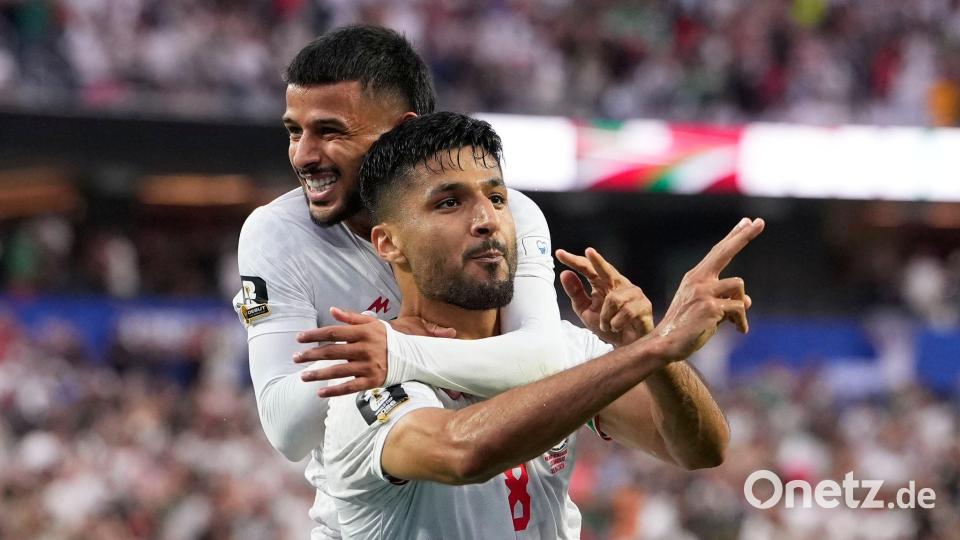 Irans Spieler feiern ein Tor gegen Neuseeland. Bild: Mark J. Terrill/AP/dpa