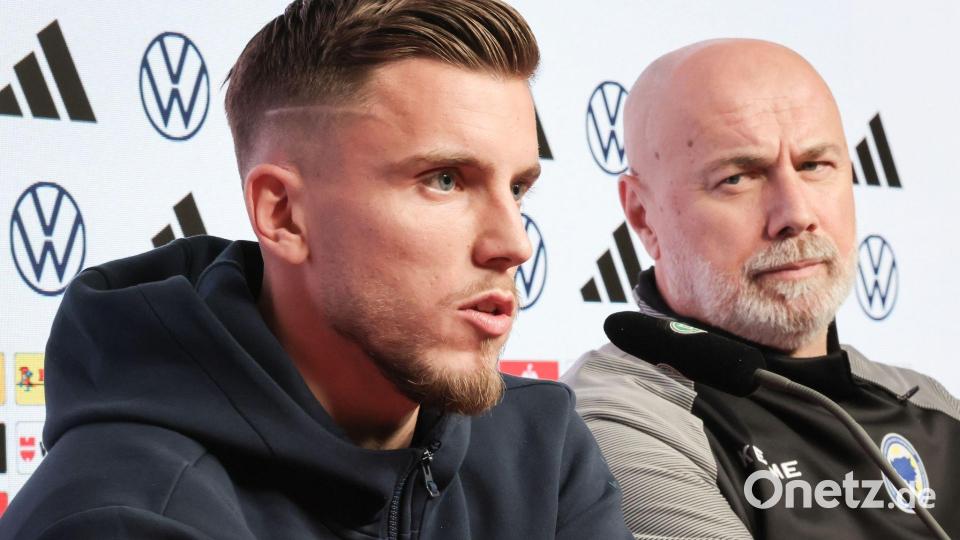 Ermedin Demirovic (l) bewundert Nationaltrainer Sergej Barbarez (r) seit seiner Kindheit. (Archivbild) Bild: Christian Charisius/dpa