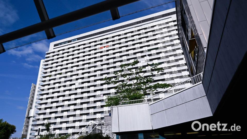 Die Fassade des 1969 fertig gestellten Arabellahauses wird ab 2030 komplett erneuert. Eine 200 Meter lange Außenrolltreppe soll Besucher künftig auf die Dachterrasse befördern. Bild: Sven Hoppe/dpa
