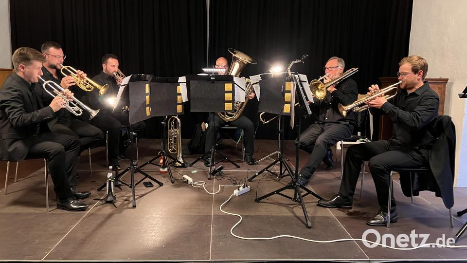 Goldene Töne entlockte die Goldschläger-Posaunenformation der Getsemani-Kirche von Schwabach: Maximilian Graf, Maximilian Weiner, Johannes Pickart, Karl-Ludwig Weiner, Friedhelm Kerkau und Oliver Korn (von links). Bild: Marianne Moosburger