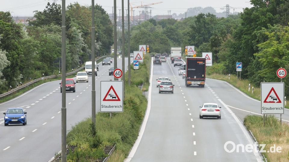 Auf dem Frankenschnellweg staut sich regelmäßig der Verkehr. Die Stadt will das ändern. Gegner halten die Pläne aber für zu kurz gegriffen. Bild: Daniel Löb/dpa