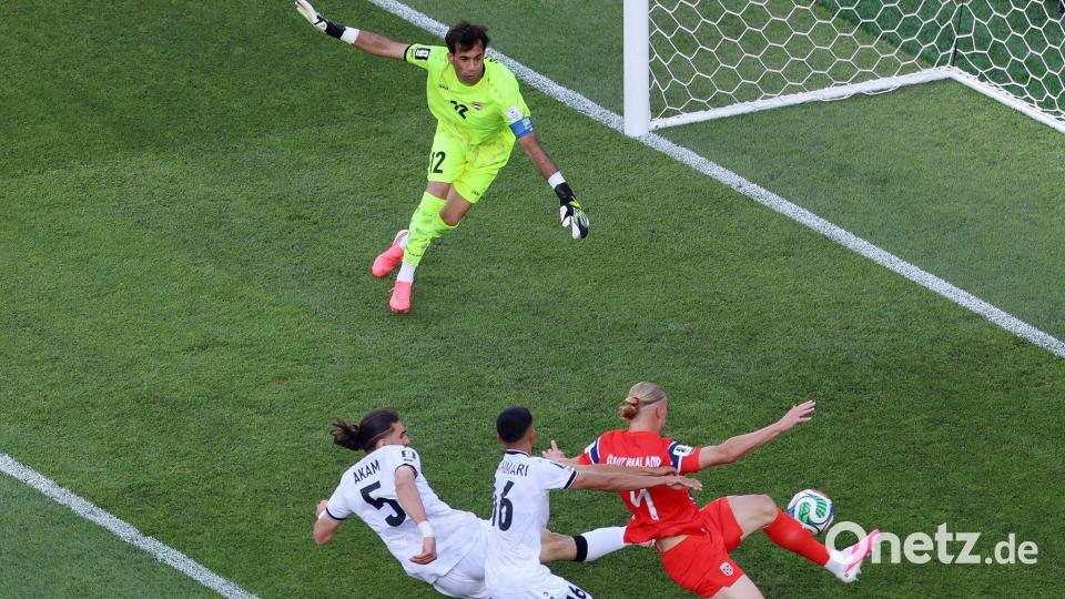 Keine Mühe beim Führungstor: Haaland drückt eine Hereingabe über die Linie. Bild: Mark Stockwell/AP/dpa