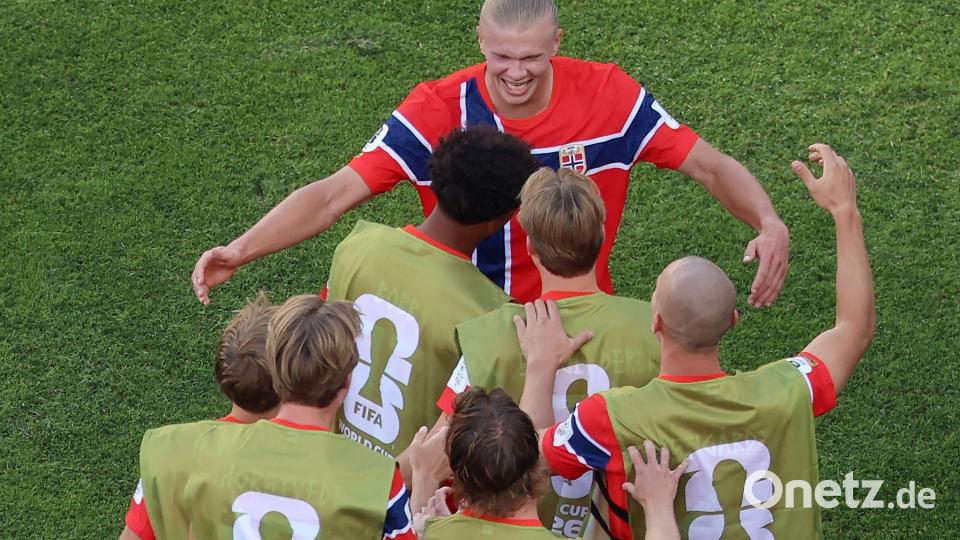Erling Haaland feiert sein zweites Tor. Bild: Mark Stockwell/AP/dpa