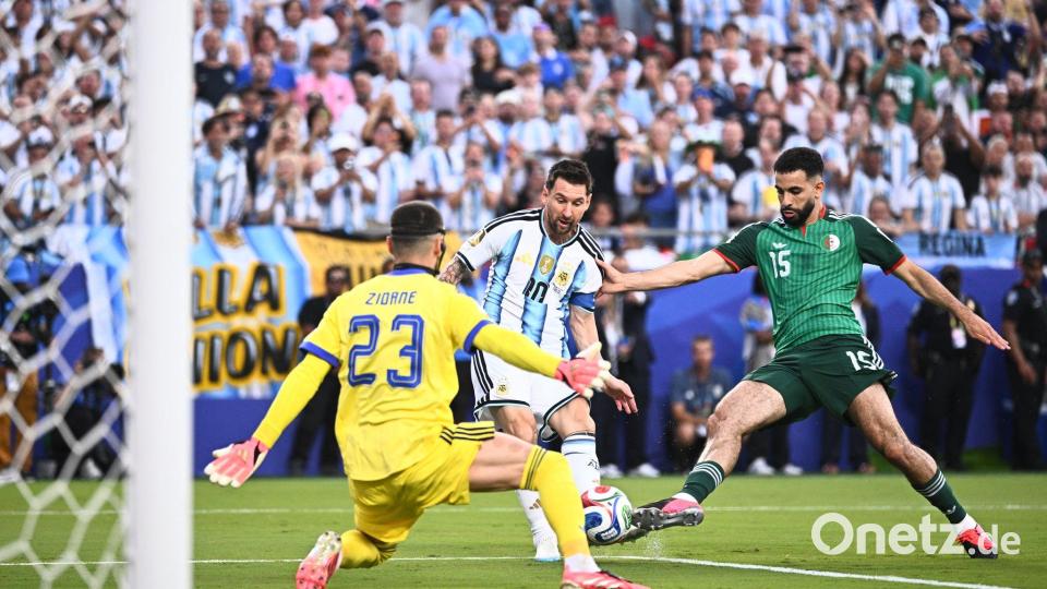 Zidane im Duell mit Weltmeister Messi. Bild: Tom Weller/dpa
