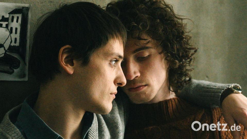 Heiko (Evangelos Tsarkowistas, links) und Dirk (Benjamin Viziotis, rechts) in der Doku „AIDS - In Zeiten der Liebe“. Bild: Elliott Kreyenberg/ZDF/dpa