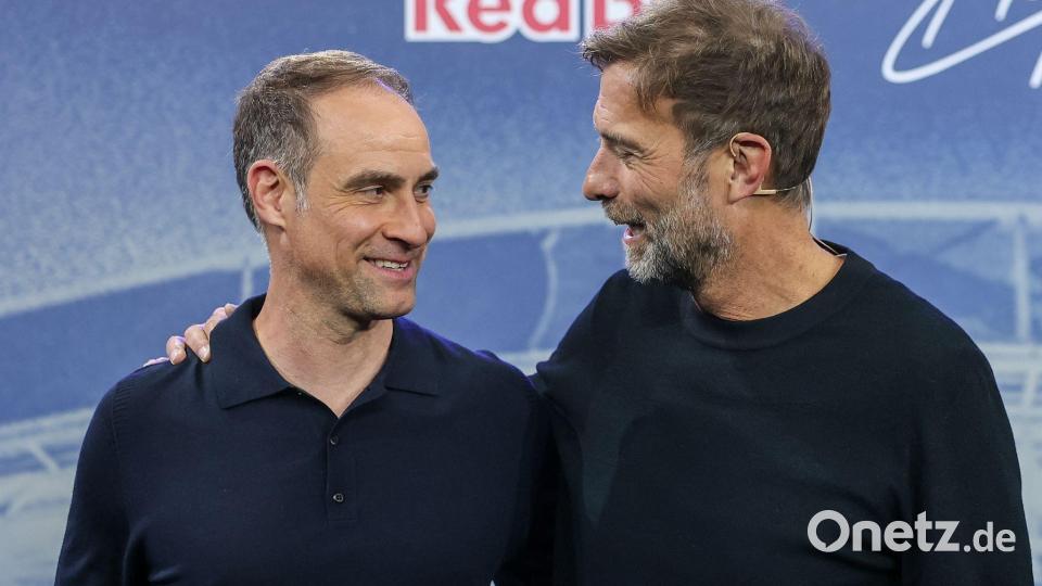 Red Bull-Geschäftsführer Oliver Mintzlaff (l) und Jürgen Klopp, Head of Global Soccer, wollen mit dem Erreichen der Champions League wieder groß denken. (Archivbild) Bild: Jan Woitas/dpa
