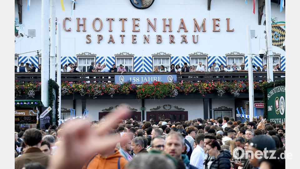 Kann das traditionelle Anzapf-Zelt Schottenhamel rechtzeitig aufgebaut werden? (Archivbild) Bild: Felix Hörhager/dpa