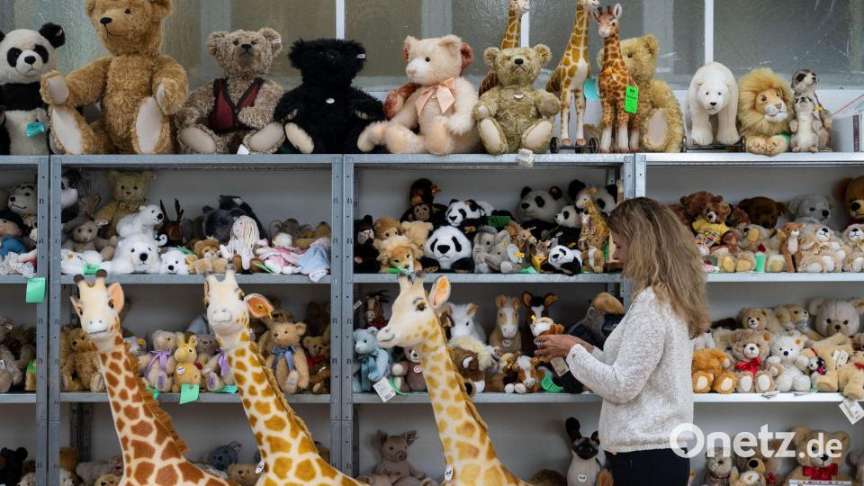 Bei Steiff begann alles mit einem kleinen Stoffelefanten. (Archivbild) Bild: Marijan Murat/dpa