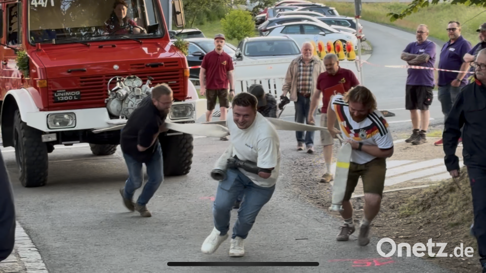 Kraft und Geschicklichkeit waren beim Unimog-Tauzieh-Wettbewerb gefragt. Dabei gingen elf Vierer-Teams an den Start Bild: Rudolf Schultes