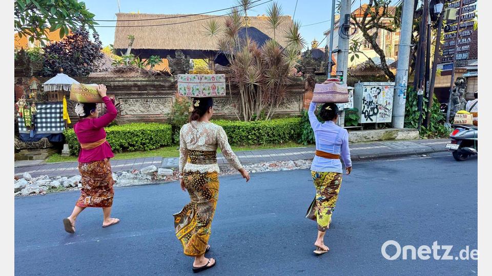 Sarongs und bunte Körbe gehören auf Bali zu „Galungan“ dazu. Bild: Carola Frentzen/dpa