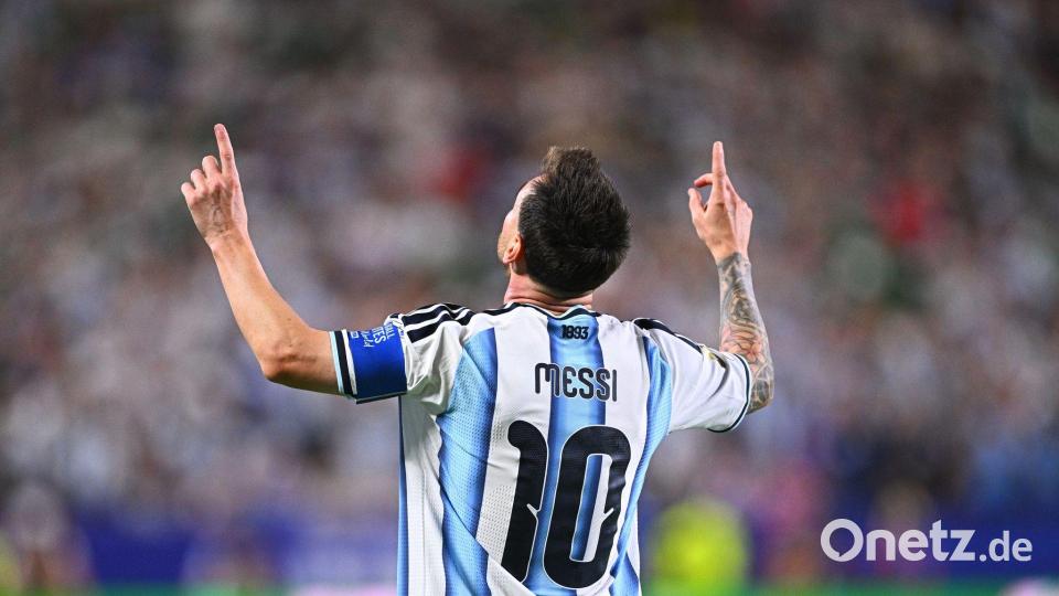 Lionel Messi trumpft wie ein Fußball-Gott auf. Bild: Tom Weller/dpa