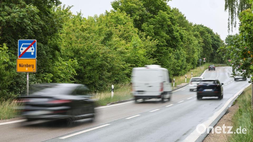 Auf dem Frankenschnellweg staut sich regelmäßig der Verkehr. Die Stadt will das ändern. Gegner halten die Pläne aber für zu kurz gegriffen. Bild: Daniel Löb/dpa