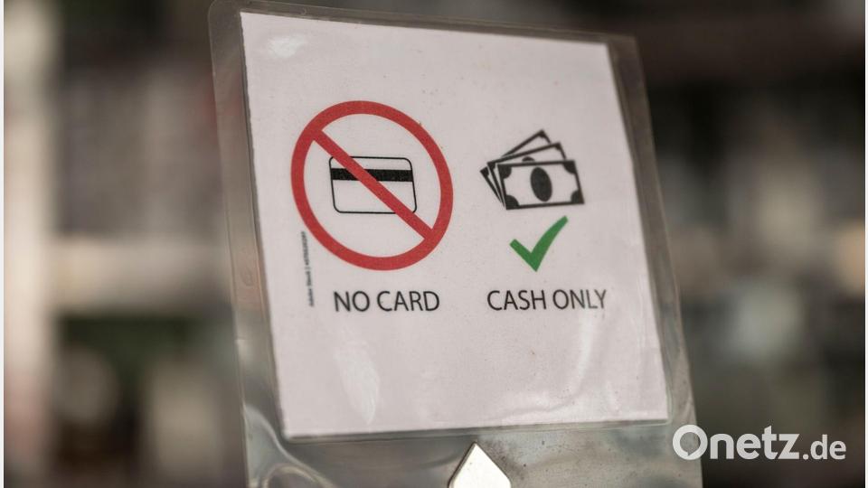 Mancherorts kann man nur mit Bargeld bezahlen. (Symbolbild) Bild: Peter Kneffel/dpa