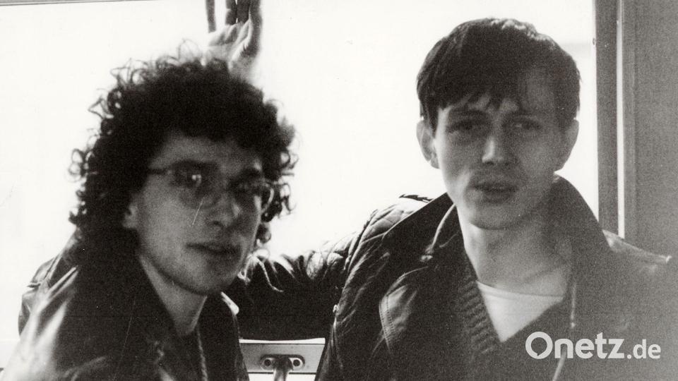 Ein Originalfoto des Schauspielers Dirk Nawrocki (links) und des Bühnenbildners und Künstlers Heiko Zolchow kurz nach ihrer gemeinsamen Ausreise aus der DDR. (ZDF-Handout) Bild: Beate Heidelbach/ZDF/dpa