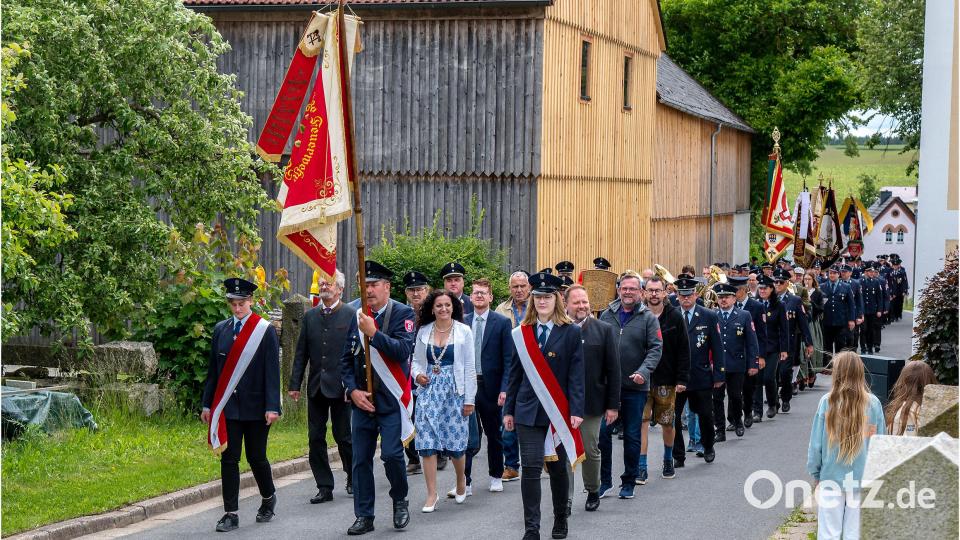 Der Festzug mit zahlreichen Fahnenabordnungen führte die Teilnehmer über den sanierten oberen Dorfbereich. Bild: Xaver Klaußner
