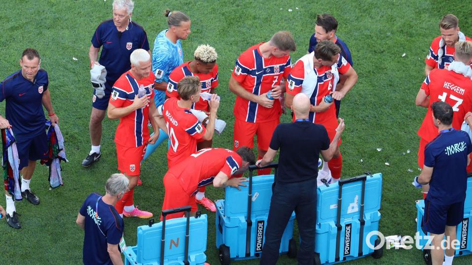 Die Spieler aus Norwegen erfrischen sich in der Trinkpause der ersten Halbzeit. Bild: Mark Stockwell/AP/dpa