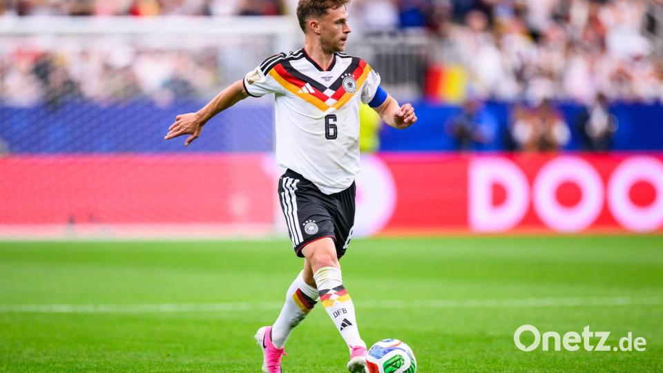 Wie seine Kollegen trägt der DFB-Kapitän pink - das neueste Modell seines Ausrüsters. Bild: Tom Weller/dpa
