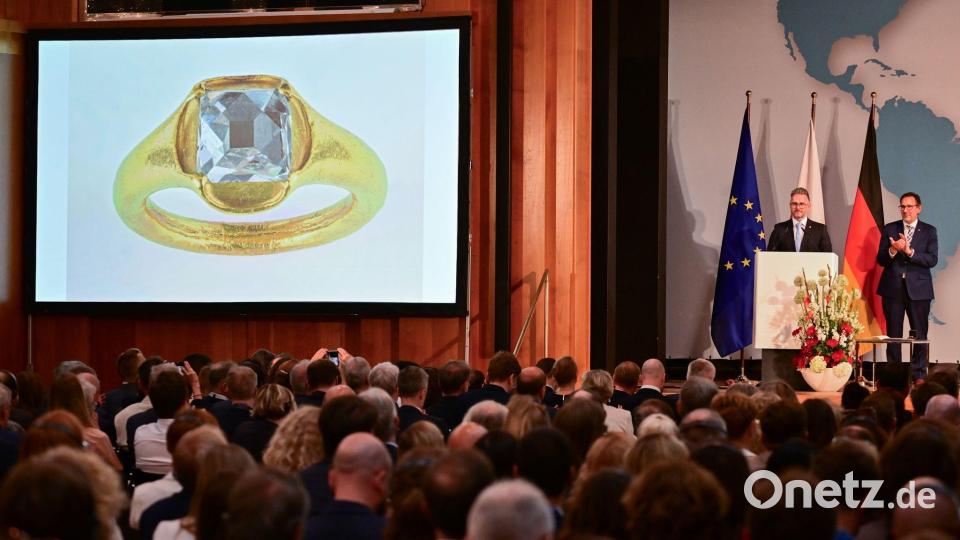 Ein wertvoller Ring, geraubt im Zweiten Weltkrieg, kehrte nach Polen zurück. Bild: Sebastian Christoph Gollnow/dpa