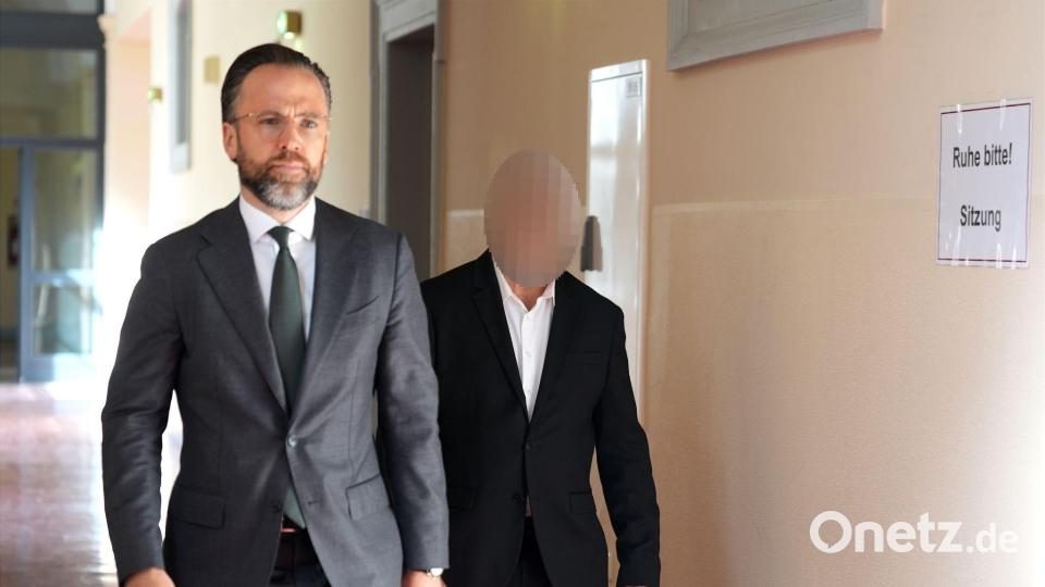Der Zeuge David Barkay kam in Begleitung seines Anwalts. Bild: Marcus Brandt/dpa