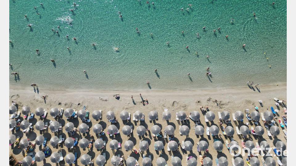 Griechische Strände sollen künftig aus der Luft kontrolliert werden. (Archivbild) Bild: Thanassis Stavrakis/AP/dpa