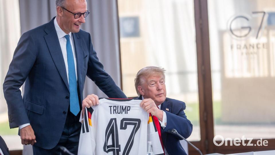 So richtig happy ist Trump mit seinem Geschenk offensichtlich nicht. Bild: Michael Kappeler/dpa-Pool/dpa