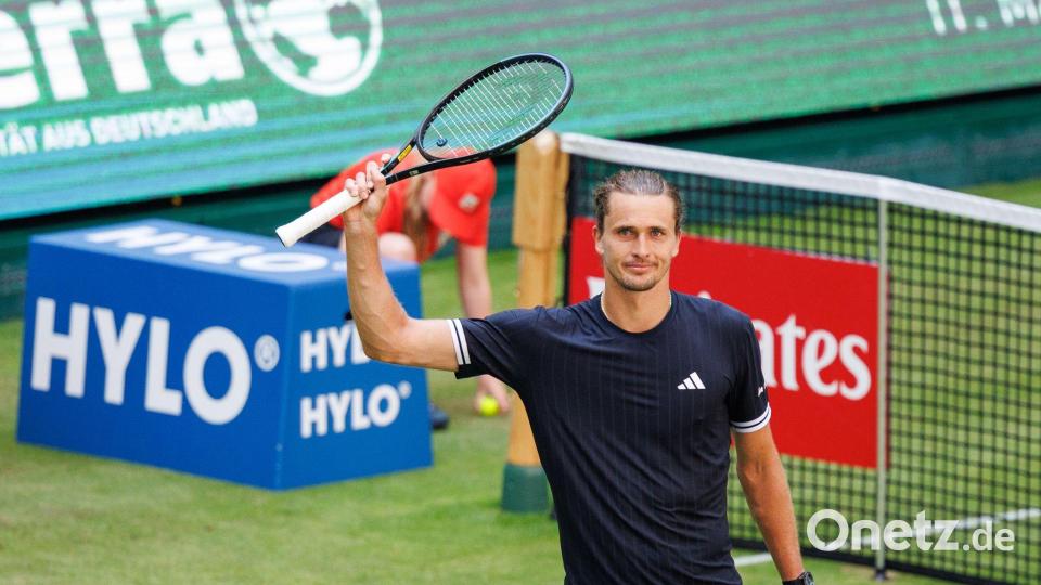 Ist beim Rasenturnier in Halle mit Mühe ins Achtelfinale eingezogen: Alexander Zverev. Bild: Friso Gentsch/dpa