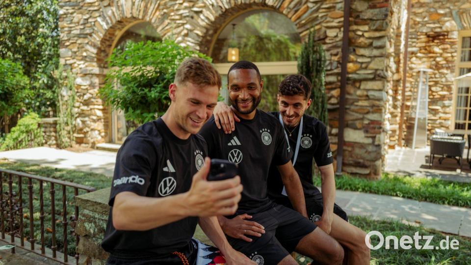 Beim Handy-Talk mit dem Kanzler wird der Stellenwert Tahs im DFB-Team deutlich. (Archivbild) Bild: Max Galys/DFB/dpa