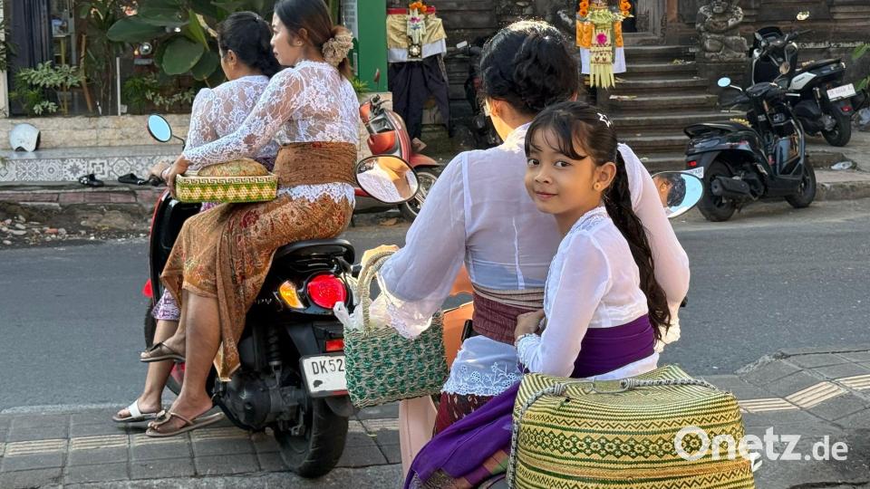Die meisten Balinesen waren in traditionelle Festkleidung gehüllt. Bild: Carola Frentzen/dpa