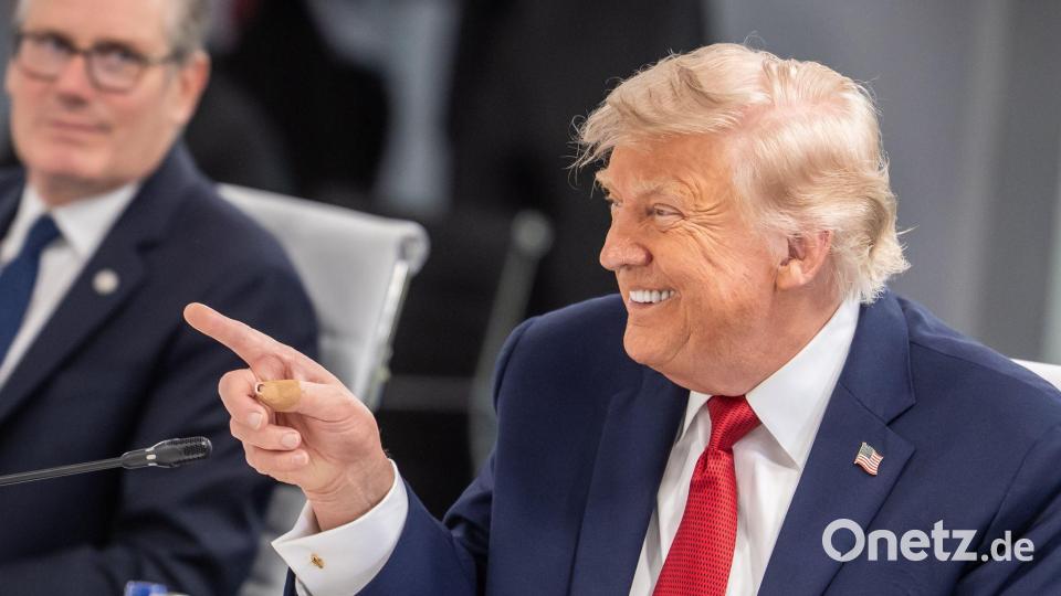 Präsident Trump deutet die Richtung an auf dem G7-Gipfel in Evian, Frankreich. Bild: Michael Kappeler/dpa-Pool/dpa