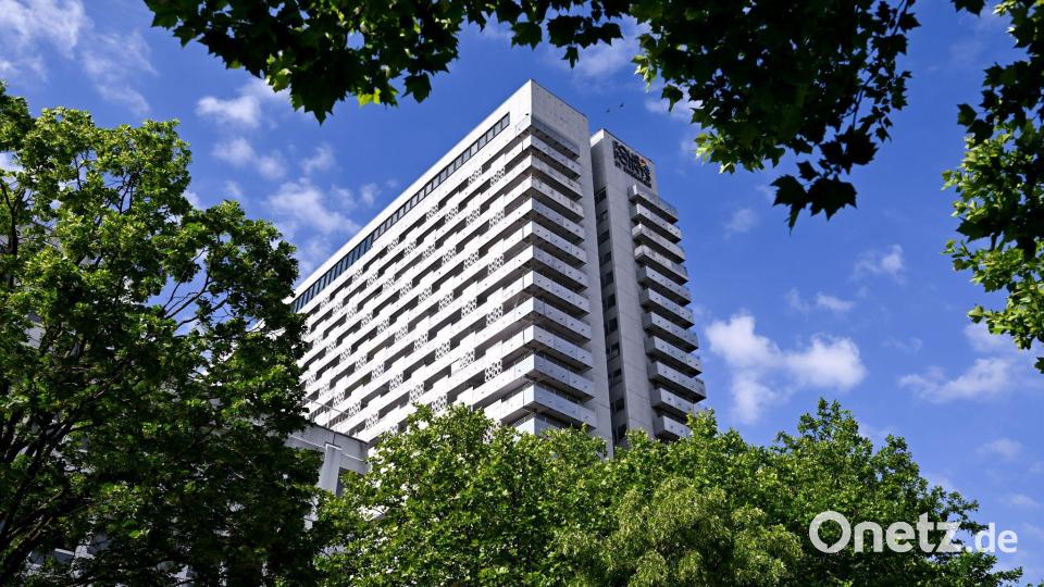 Der wuchtige Bau des Arabellahauses wird ab 2030 generalsaniert. Die Fassade des als „Stadt in der Stadt“ konziperten Gebäudes mit seinen 87.000 Quadratmetern Fläche soll komplett erneuert werden. Bild: Sven Hoppe/dpa
