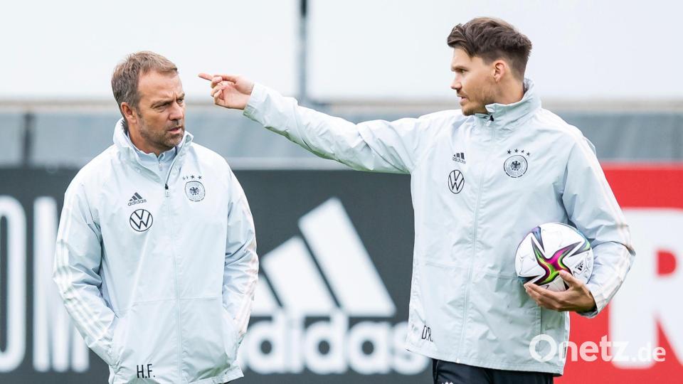 Der ehemalige Assistenztrainer von Ex-Bundestrainer Hansi Flick, Danny Röhl (r), geht nun nach Salzburg. (Archivbild) Bild: Tom Weller/dpa