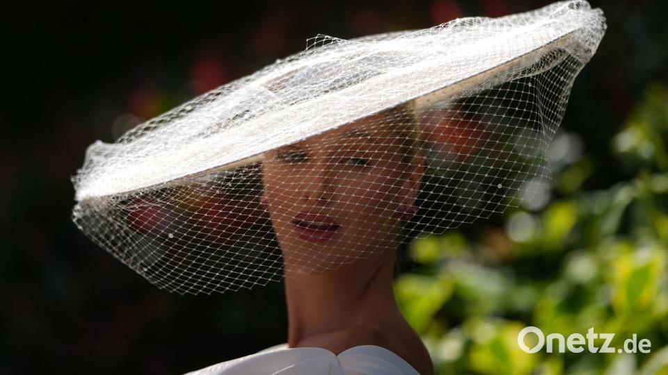 Richtig schick ist dieser Sonnenschutz beim Pferderennen in Ascot. Bild: Alastair Grant/AP/dpa
