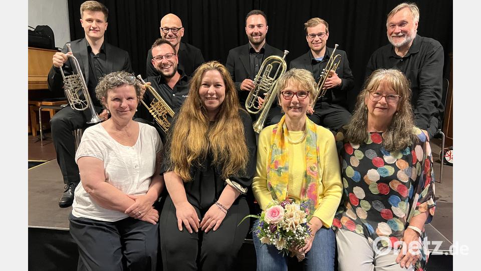 Fürs Benefizkonzert zugunsten von SEGA dankten Elfriede Weickart, Sonja Oleson, Heidi Himmelhuber und Angelika Bär den Goldschläger-Posaunen. Bild: Marianne Moosburger
