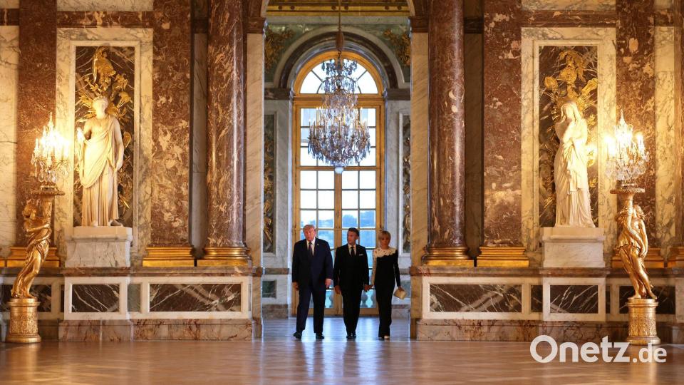 US-Präsident Donald Trump (l) wird vor einem gemeinsamen Abendessen vom französischen Präsidenten Emmanuel Macron und dessen Ehefrau Brigitte Macron durch das Schloss Versailles geführt. Bild: Anna Moneymaker/Pool Getty Images/AP/dpa