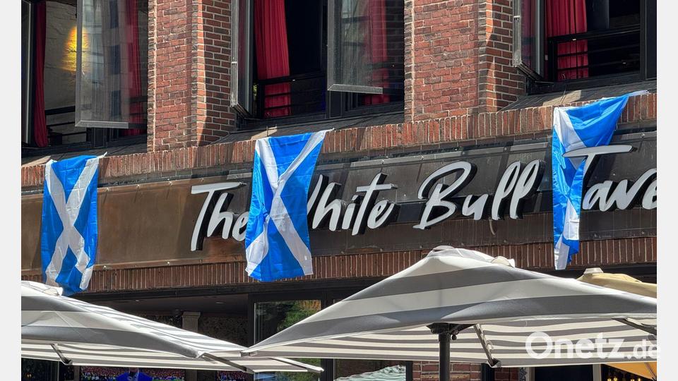 Die Pubs im Zentrums Bostons schmücken ihre Wände mit schottischen Fahnen. Bild: Jordan Raza/dpa