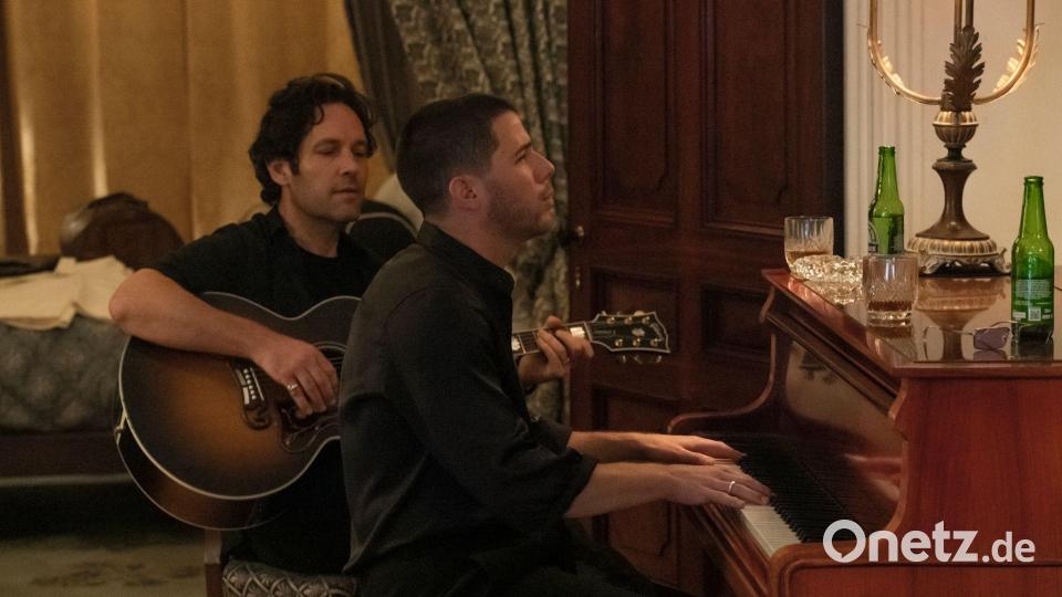 Paul Rudd als Rick und Nick Jonas als Danny in einer Szene des Films "Power Ballad - Der Song meines Lebens". Bild: David Cleary/Leonine/dpa