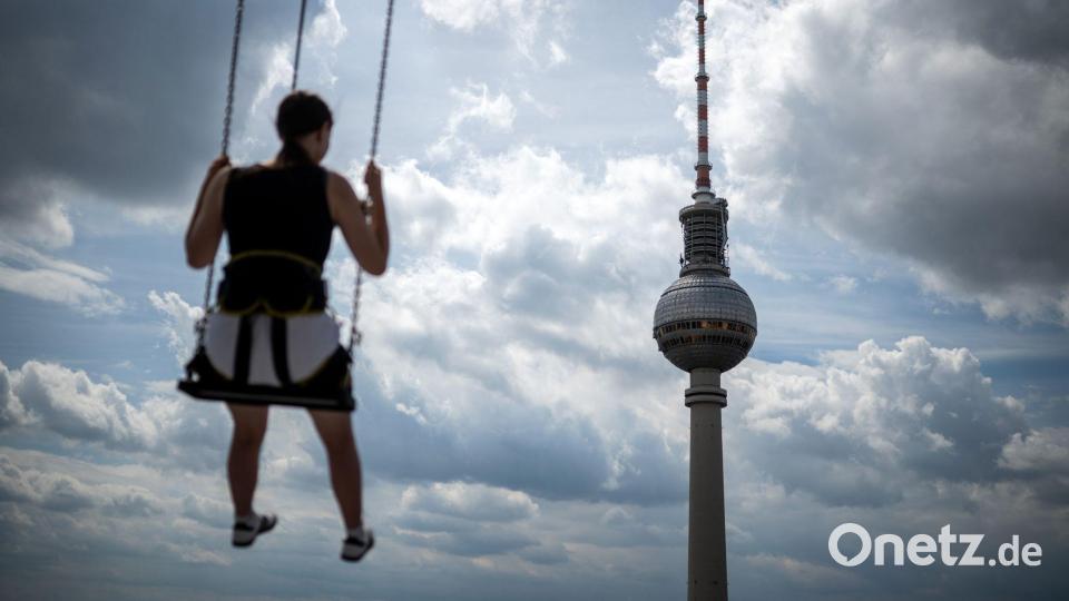 Hoch hinaus in Berlin: „High Swing“ am Park Inn lässt eine Frau vor dem Fernsehturm durch die Luft gleiten Bild: Sebastian Gollnow/dpa