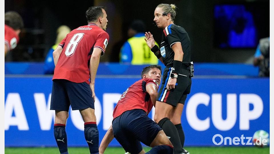 Schiedsrichterin Tori Penso (r) leitete erstmals ein WM-Spiel der Männer. Bild: Mike Stewart/AP/dpa